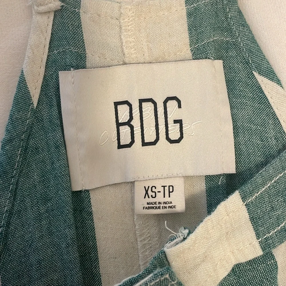 NWOT Green and White UO Bailey Linen Overalls Size XS
